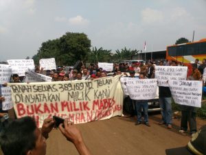 Caption: Ratusan Warga Duduki Proyek pembangunan rumah perwira TNI di Kota Bekasi