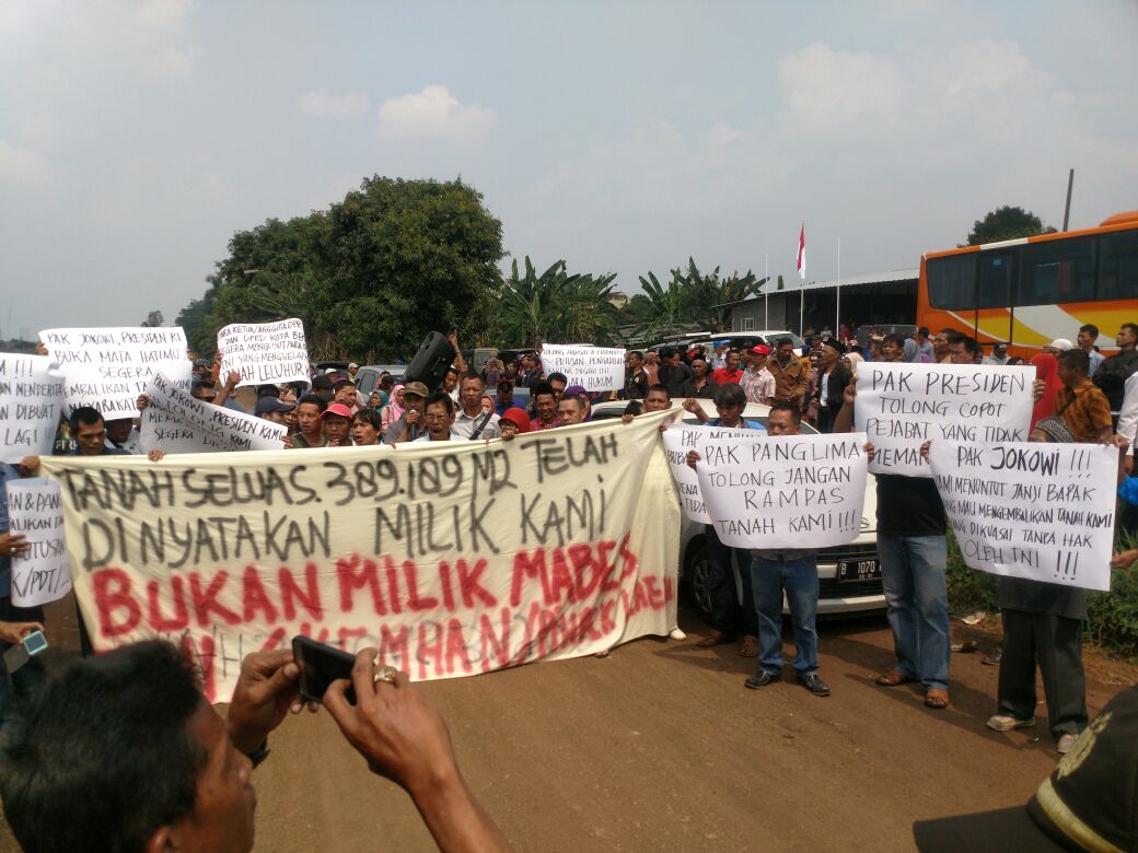 Caption: Ratusan Warga Duduki Proyek pembangunan rumah perwira TNI di Kota Bekasi