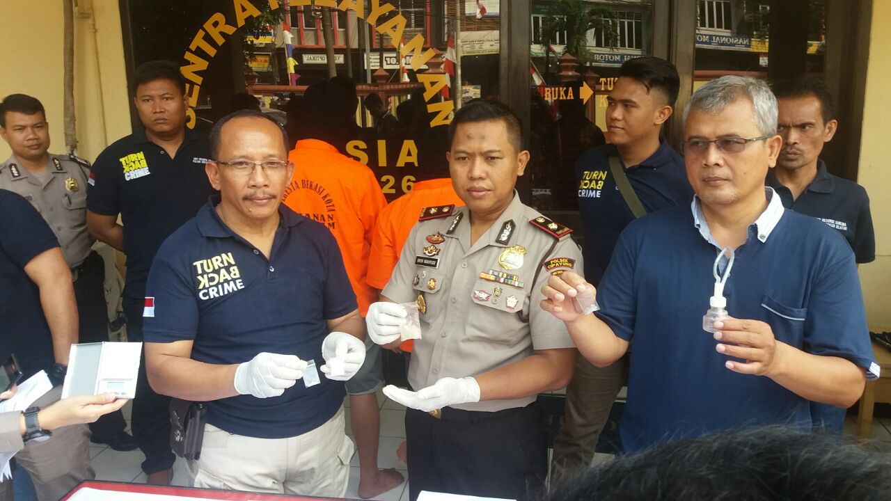 Caption: Sejumlah barang bukti hasil pengerebekan ditunjukan pihak kepolisian
