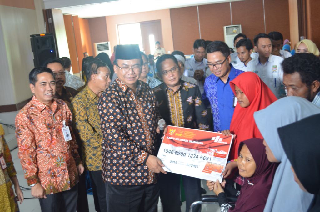Caption: Direktur Jendral Perlindungan dan Jaminan Sosial, Kementrian Sosial, Harry Hikmat memberikan Kartu Keluarga Sejahtera kepada warga Kabupaten Bekasi