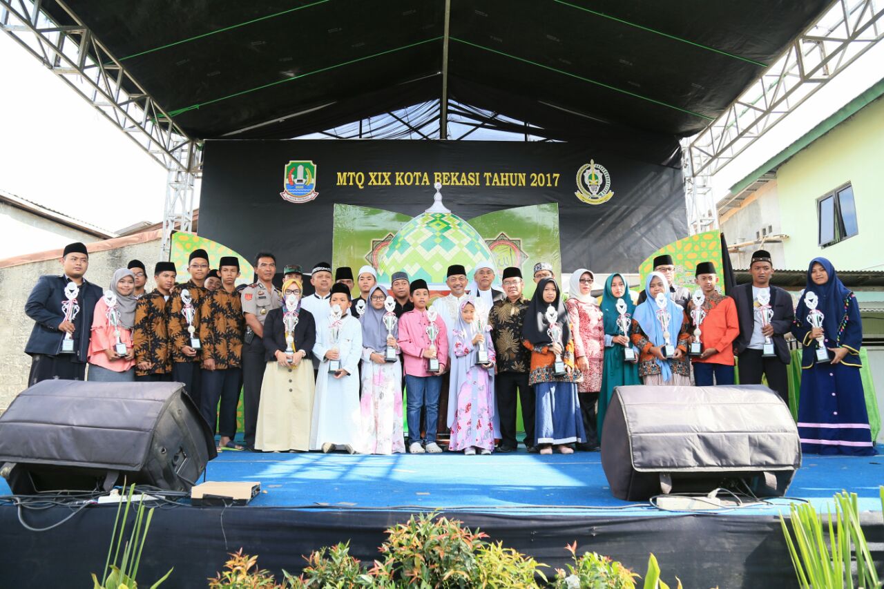 Walikota Bekasi Ahmad Saikhu (Tengah) Foto Bersama Para Juara MTQ Ke - 19 Tingkat Kota Bekasi