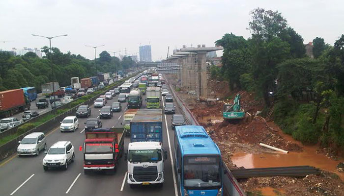 Caption: Proyek Pembangunan Tol Jakarta - Cikampek