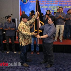 Jodhi Yudono selaku Ketua Umum PP IWO Saat Memberikan Pataka kepada Mei Leandha Ketua Medan