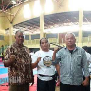 Foto bersama Pembina dan Panitia Kejuaraan Bekasi Open Karate Championship VI di Stadion Tambun