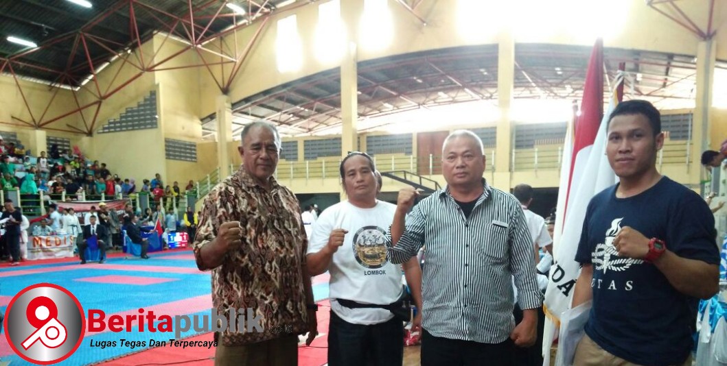 Foto bersama Pembina dan Panitia Kejuaraan Bekasi Open Karate Championship VI di Stadion Tambun