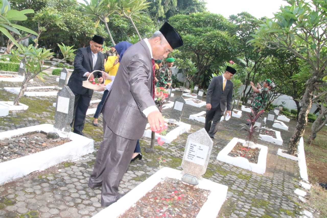 Pemkot Bekasi Peringati HUT Kota Bekasi ke 22 Gelar Tabur Bunga di Taman Mahkam Pahlawan Bulak Kapal
