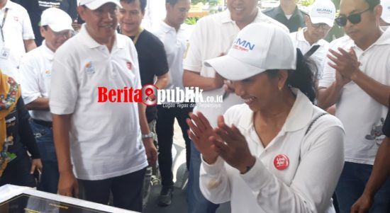 Menteri BUMN RI, Rini Mariani Soemarno bersama Wakil Walikota Bekasi, Tri Adhianto Dukung Pelatihan Memilah Sampah Menabung Emas Nasabah Mekar