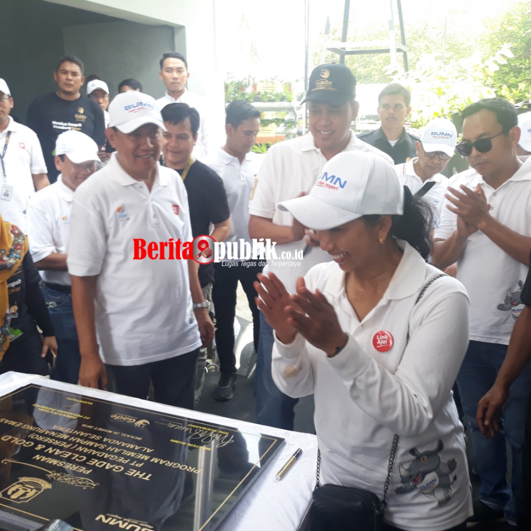 Menteri BUMN RI, Rini Mariani Soemarno bersama Wakil Walikota Bekasi, Tri Adhianto Dukung Pelatihan Memilah Sampah Menabung Emas Nasabah Mekar