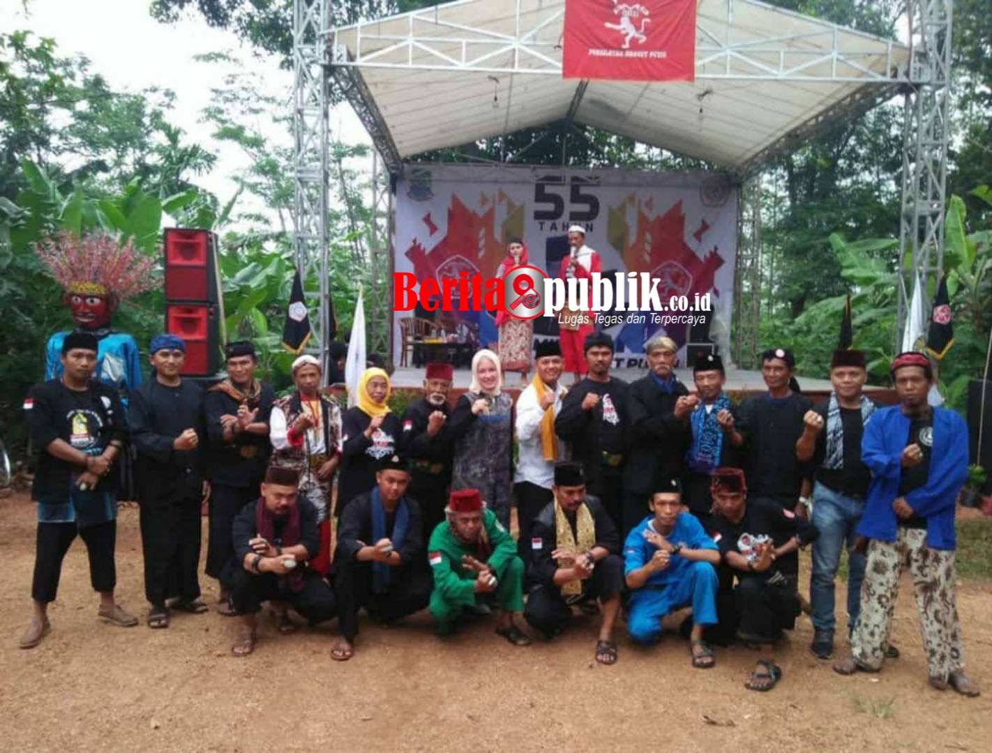 Foto Bersama Penggiat Budaya Jatiasih Kota Bekasi saat Milad 55 Tahun Perguruan Silat Monyet Putih (PMP) di Jatisari Kecamatan Jatiasih Kota Bekasi Jawa Barat, Anggota DPRD Provinsi Jawa Barat Fraksi Partai Golkar, Siti Aisyah dan Kepala Dinas Pariwisata dan Kebudayaan, Ahmad Zarkasih