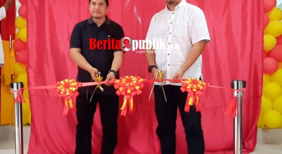 (Peresmian Gerai Kelapa Gading) Tampak pada gambar Retail Regional Manager Indosat Ooredoo, Irfan Aulya Ridho Siregar (kiri) dan Vice President PT Erajaya, Agung Wijanarko (kanan).