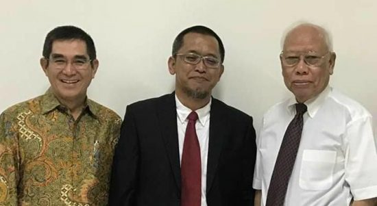 Keterangan foto: tengah Pakar Hukum Konstitusi Heru Widodo, bersama Mantan Ketua MK Hamdan Zoelva dan Mantan Ketua MA Bagir Manan