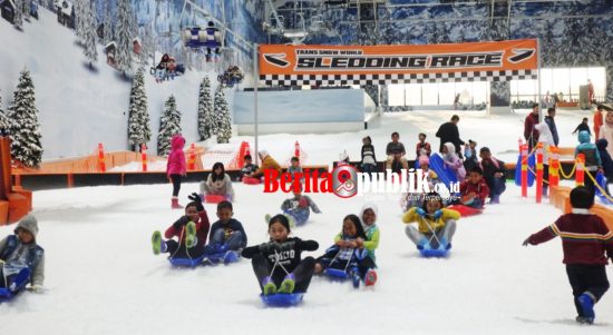 Suasana Pengunjung sedang Menikmati Wahana di Trans Snow World Juanda, Bekasi