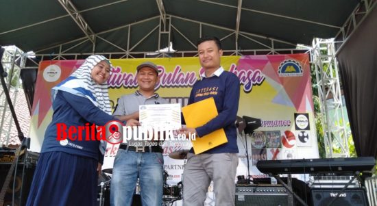 Penyerahan Sertifikat dari Pelatih Penalis (Pena Jurnalis), Leny Kurniawati dan Founder Penalis sekaligus Pembina Eskul di SMKN 11 Kota Bekasi, Syah Robi Nur Alam kepada Ketua MKGR Kota Bekasi, Makhrul Falak