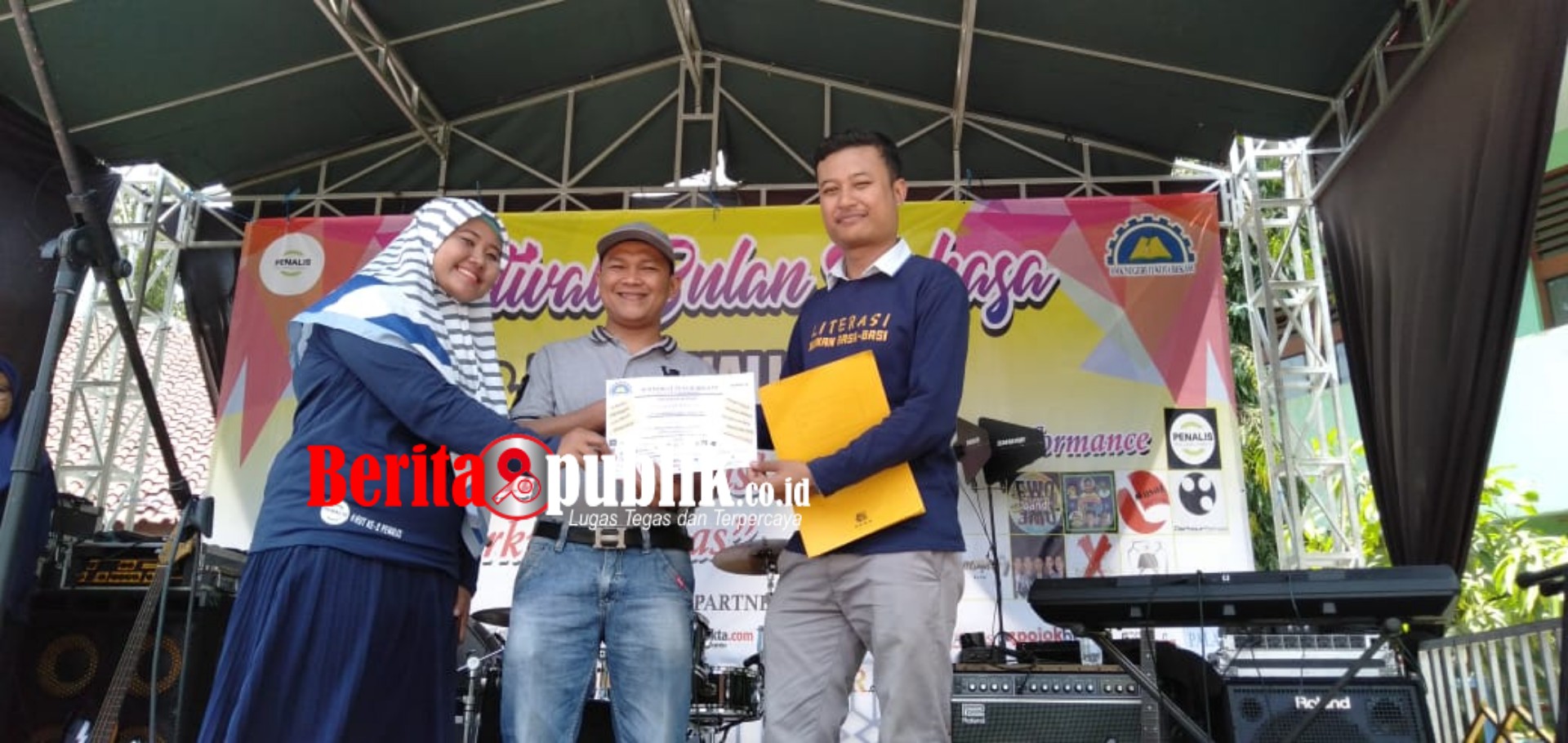 Penyerahan Sertifikat dari Pelatih Penalis (Pena Jurnalis), Leny Kurniawati dan Founder Penalis sekaligus Pembina Eskul di SMKN 11 Kota Bekasi, Syah Robi Nur Alam kepada Ketua MKGR Kota Bekasi, Makhrul Falak