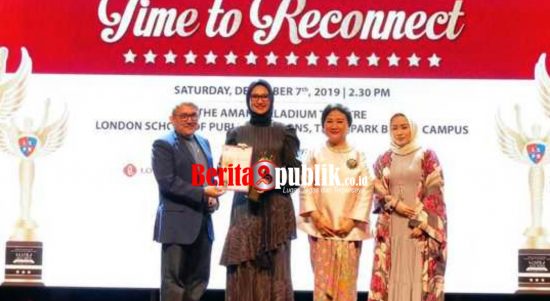Pendiri Thisable Enterprise dan Staf Khusus Milenial Presiden, Angkie Yudistia, menerima penghargaan Special Award kategori Eksternal yang diserahkan oleh Founder and Director of LSPR, Prita Kemal Gani MBA MCIPR APR.