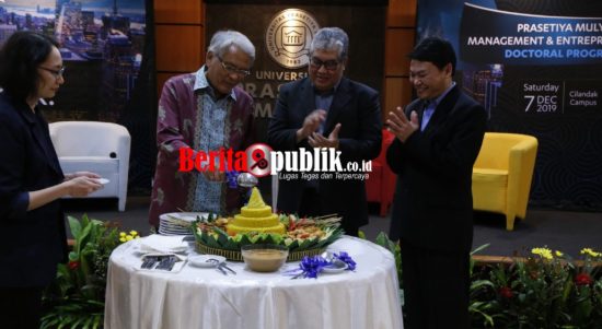 Rektor dr Prasmul Prof. Dr. Djisman S. Simanjuntak memotong tumpeng saat peluncuran program Doktor Manajemen dan Kewirausahaan di Kampus Cilandak Universitas Prasetya Mulya pada Sabtu (7/12).