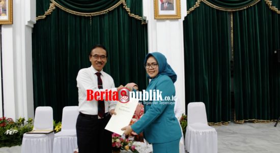 Peringati Hari Ibu, Plh Setda Serahkan Penghargaan ke Ketua TP PKK Kelurahan Jatibening baru, Nuriyah Mella Sarim