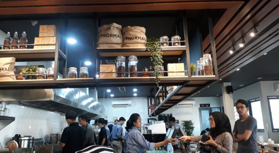 Suasana Pengunjung di Upnormal Jatiwaringin