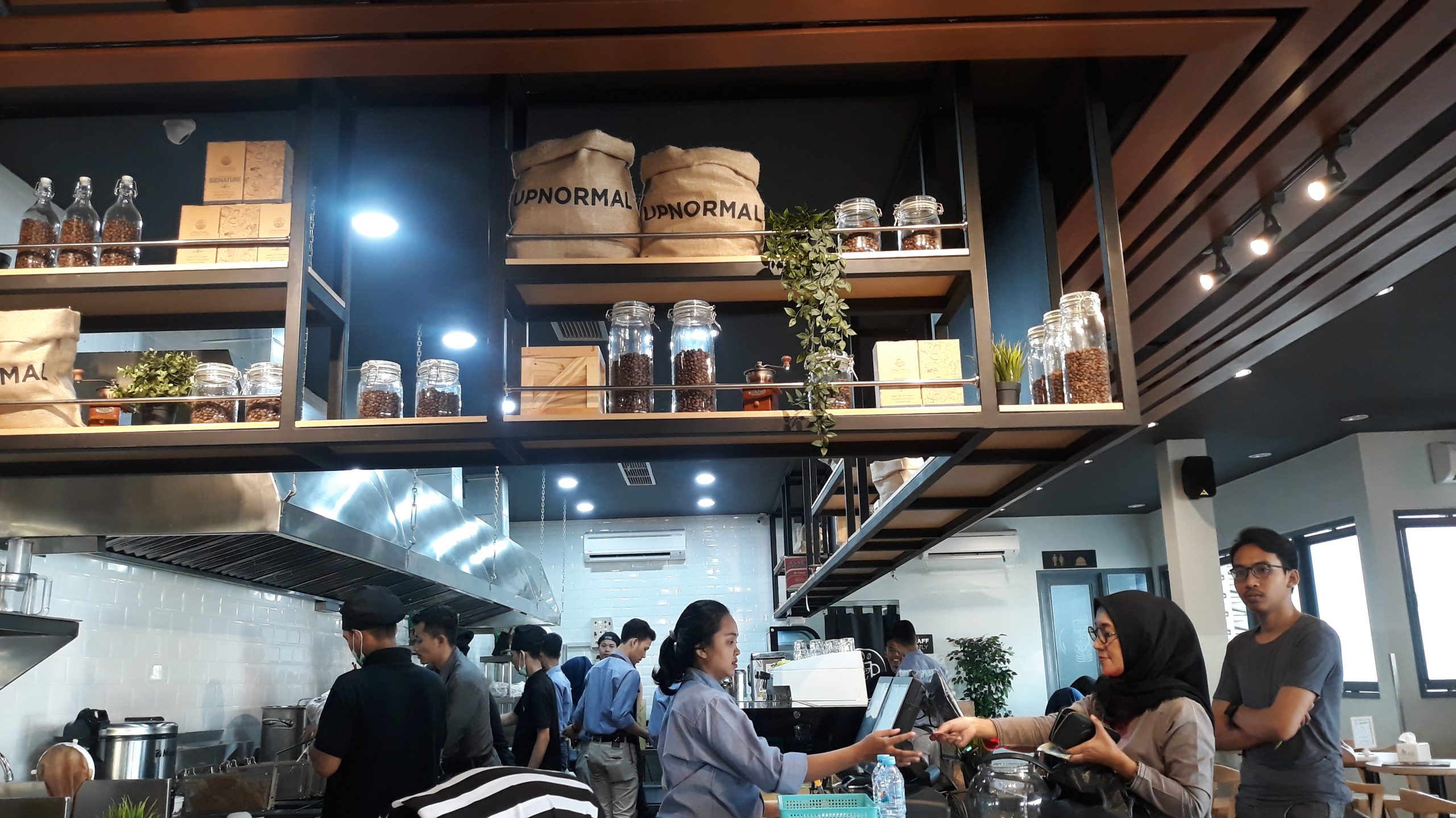 Suasana Pengunjung di Upnormal Jatiwaringin