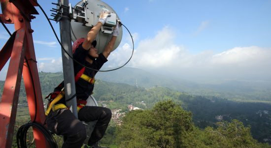 Keterangan Foto : Teknisi sedang melakukan perawatan rutin perangkat di BTS XL Axiata di wilayah Puncak, Bogor, Jawa Barat.