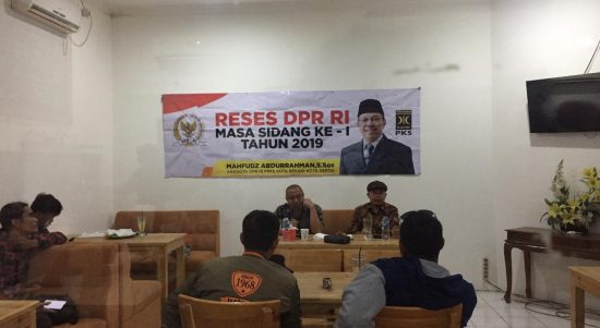 Foto Caption : Anggota DPR RI, Mahfudz Abdurrahman Partai Keadilan Sejahtera (PKS) Jawa Barat, Dapil Kota Bekasi dan Depok, Komisi VI yang fokus meliputi perdagangan, perindustrian, Koperasi, UKM, BUMN, Investasi dan Standarisasi menggelar Reses DPR RI masa sidang ke-1 tahun 2019 ditemani oleh perwakilan Anggota DPRD Kota Bekasi, Saifuddaulah Fraksi PKS yang berlokasi di Bakoel Sangu. (Nil/Fotografer).