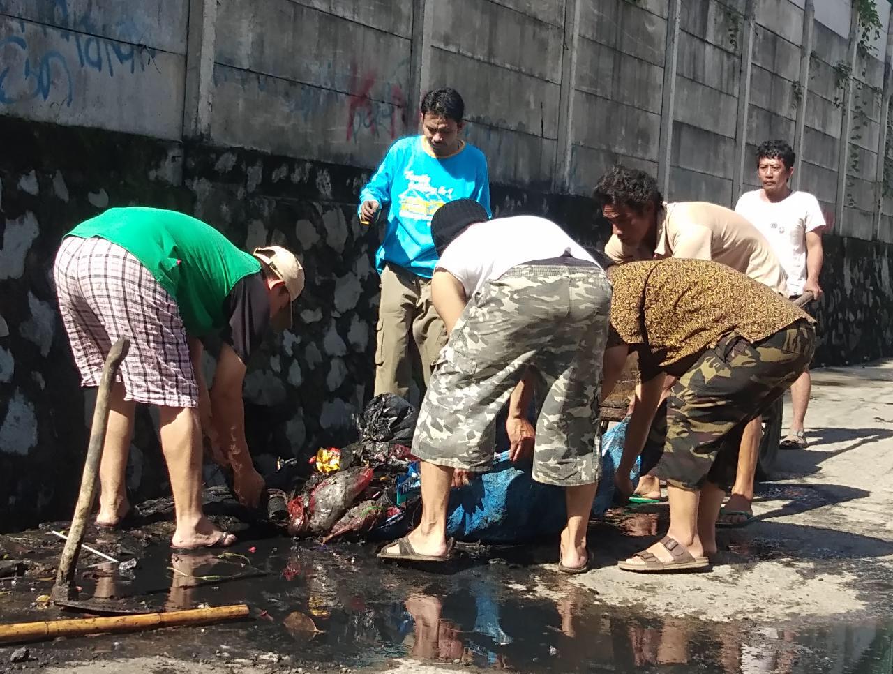 Warga RT03 Rawabugel Kerja Bakti.