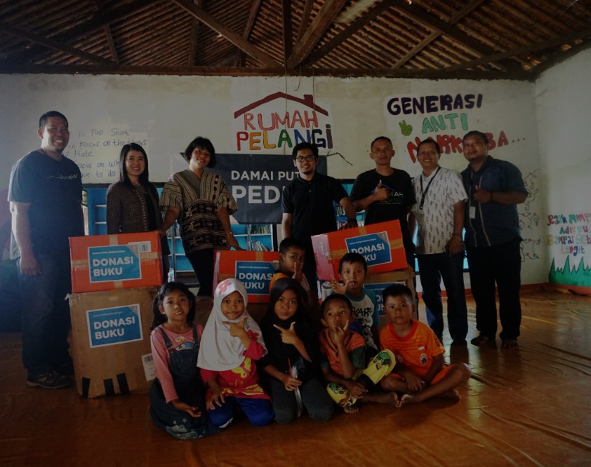 Damai Putra Group Berbagi Buku di Rumah Pelangi Bekasi.