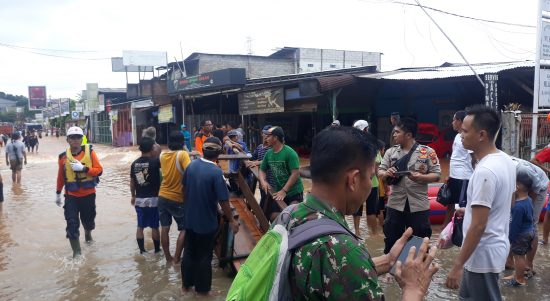 Kondisi Akses Jalan Jatiasih Menuju Pondok Gede Ditutup Akibat Banjir 1 Meter di Perumahan Bumi Nasio Indah dan Perumahan Graha Indah.