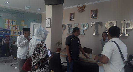 Ketua Komisi I DPRD Kota Bekasi, Abdul Rozak Melakukan Sidak ke DPMPTSP, (18/3/20).