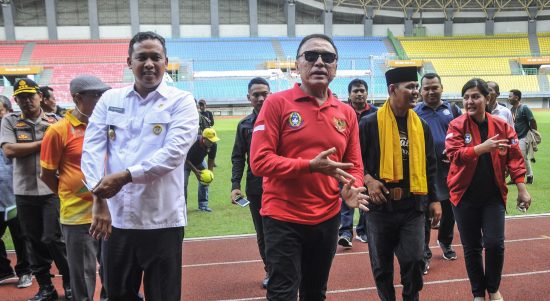 Ketua Umum PSSI Mochamad Iriawan (tengah) bersama Sekjen Ratu Tisha (kanan) dan Wakil Wali Kota Bekasi Tri Andhianto (kiri) meninjau lapangan Stadion Patriot Chandrabhaga, Bekasi, Jawa Barat, Selasa (3/3). Kunjungan tersebut untuk mematangkan kesiapan fasilitas di Stadion Patriot Chandrabhaga sebagai kandidat venue Piala Dunia U-20 tahun 2021
