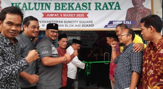 Ikaluin Bekasi Raya) meresmikan kantor barunya di Jalan Mayor Madmuin Hasibuan, Bekasi, Jawa barat, Jumat (6/3).