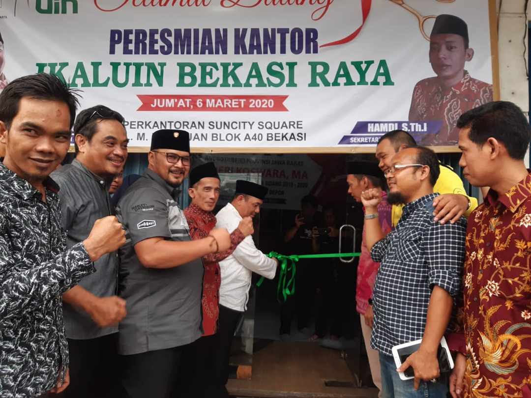 Ikaluin Bekasi Raya) meresmikan kantor barunya di Jalan Mayor Madmuin Hasibuan, Bekasi, Jawa barat, Jumat (6/3).