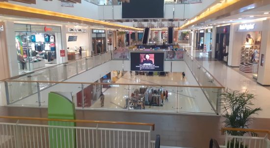 Summarecon Mall Bekasi Tampak Sepi Pengunjung, Senin, (16/3).