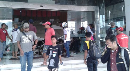 Kondisi Atap Plafon Ramayana Junction Lottemart Ambruk, Jumat, (27/3).