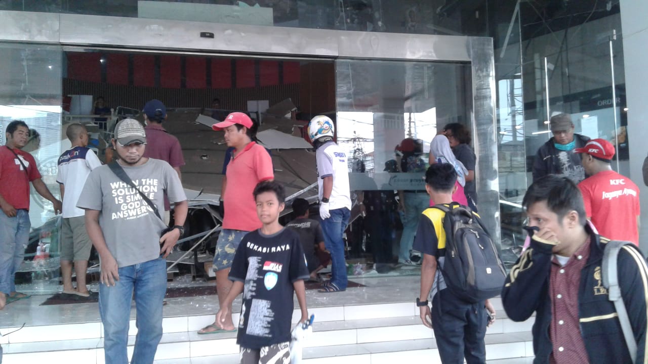 Kondisi Atap Plafon Ramayana Junction Lottemart Ambruk, Jumat, (27/3).