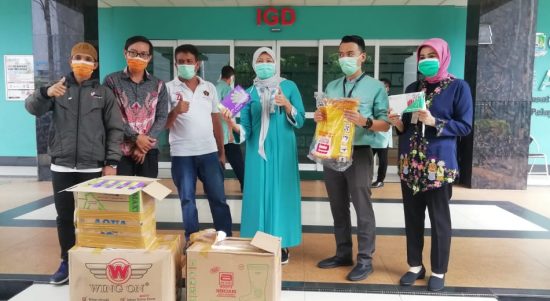 Caption Foto : RS Ananda Terima Bantuan Alat Perlengkapan Diri (APD) berupa Sepatu Booth dan Sarung Tangan dari PT Melia Nature Network, Jumat, (27/3).