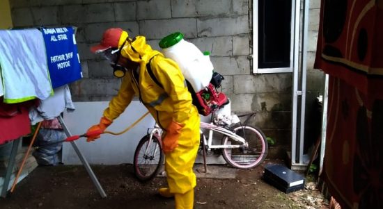 Foto Caption: Penyemprotan Disinfektan yang dilakukan 4 Elemen di Lingkungan Kecamatan Mustikajaya diantaranya, Ikatan Alumni SMAN 1 (IKA SMANSA) Kota Bekasi, Saka Bahari Kota Bekasi, Himpunan Masyarakat, Pencinta Alam serta menggandeng Elemen Paguyuban Media, melalui RUJUK (Rukun Jurnalis) Bekasi.