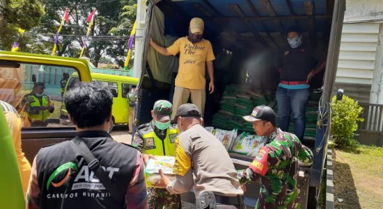 ACT Gandeng TNI Salurkan 14 Ton Beras untuk Warga Bekasi, Kamis, (2/4).