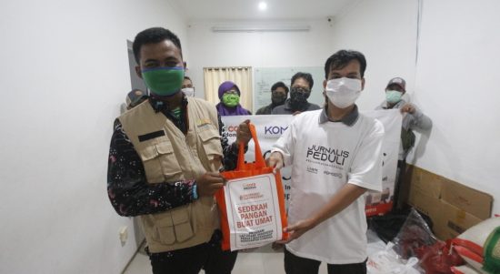 Peduli Jurnalis, U Care Indonesia Bagikan Sembako, Selasa (14/4).