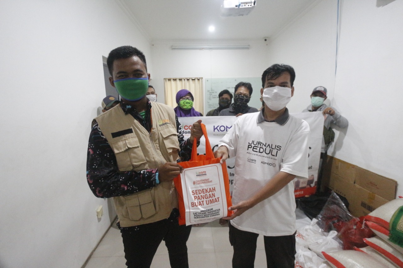 Peduli Jurnalis, U Care Indonesia Bagikan Sembako, Selasa (14/4).