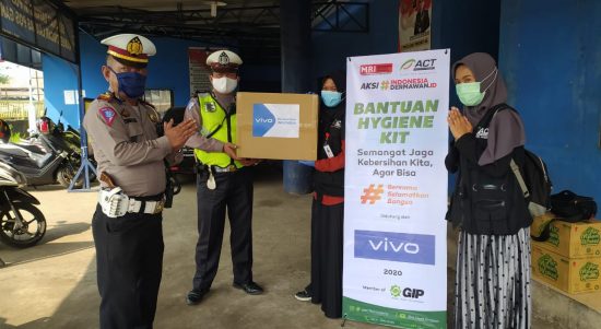 Aksi Cepat Tanggap (ACT) Bekasi Bagikan 28 ribu lembar masker gratis untuk Warga Kota Bekasi, Rabu (15/4).