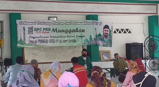 Ketua DPC PKB Kota Bekasi, Achmad Ustuchri, Senin, (20/4). Saat Munggahan Bersama guru ngaji di Ponpes An-Nur Bekasi Utara Kota Bekasi, Senin, (20/4).