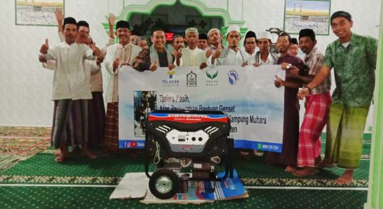 Teladan Foundation Bersama KOMODO Berikan Genset untuk Penerangan Musholla di Lebak Banten, Kamis (30/4).