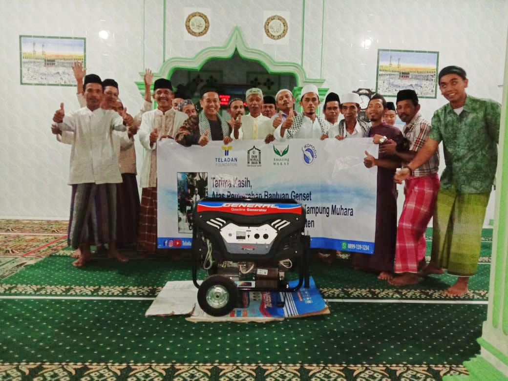 Teladan Foundation Bersama KOMODO Berikan Genset untuk Penerangan Musholla di Lebak Banten, Kamis (30/4).