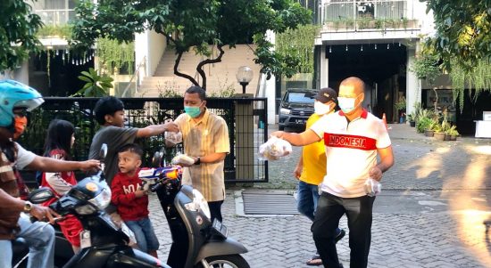 Aksi kemanusiaan bagi-bagi takjil gratis dan masker anggota dewan dari Partai Golongan Karya (Golkar) dilakukan bagi pengendara roda dua dan empat serta pekerja harian yang melintas di Jalan raya Kemakmuran, Kelurahan Margajaya, Kecamatan Bekasi Selatan, Sabtu, (16/5).