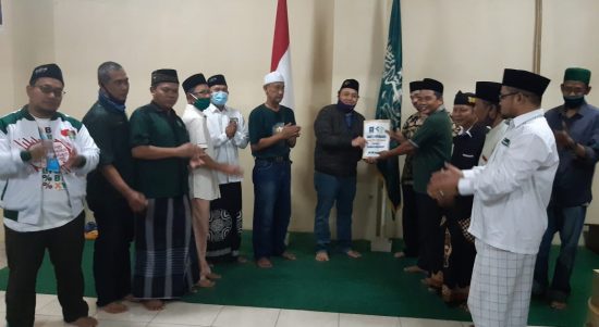 Serah terima Zakat, Infaq dan Shodaqoh (ZIS) Keluarga Besar Dewan Pengurus Cabang Partai Kebangkitan Bangsa (DPC PKB) Kota Bekasi kepada Lazis NU Kota Bekasi yang disaksikan langsung oleh Ketua PCNU, KH Madinah, Kamis, (21/5).