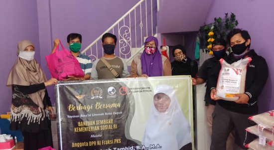 Puluhan jurnalis yang berasal dari Komunitas Media Online Indonesia (Komodo) mendapatkan bantuan sembako di Rumah Aspirasi Nur Azizah Tamhid, Jalan Kemang Sari 1, RT 03/07 Kelurahan Jatibening Baru, Kecamatan Pondokgede, Kota Bekasi, Selasa, (19/5).