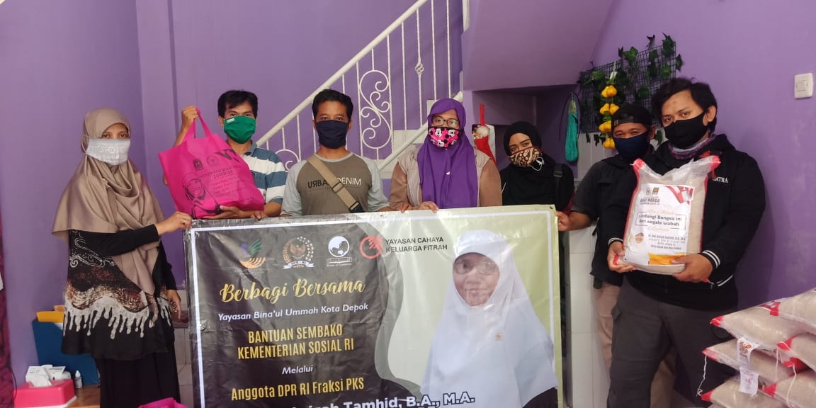 Puluhan jurnalis yang berasal dari Komunitas Media Online Indonesia (Komodo) mendapatkan bantuan sembako di Rumah Aspirasi Nur Azizah Tamhid, Jalan Kemang Sari 1, RT 03/07 Kelurahan Jatibening Baru, Kecamatan Pondokgede, Kota Bekasi, Selasa, (19/5).