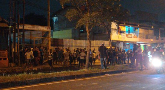 Organisasi Masyarakat (Ormas) di Kota Bekasi saling serang. Bentrokan tersebut diketahui sendiri terjadi di Jalan I Gusti Ngurah Rai, Bintara, Kota Bekasi, Jawa Barat pada Kamis (21/5