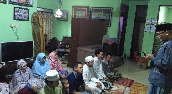 Ketua DPRD kota Bekasi, Chairoman Joewono Putro (CJP) menghelat sholat Iedul Fitri, 1 Syawal 1441 hijriyah bersama keluarganya di rumah, Senin, (25/5).